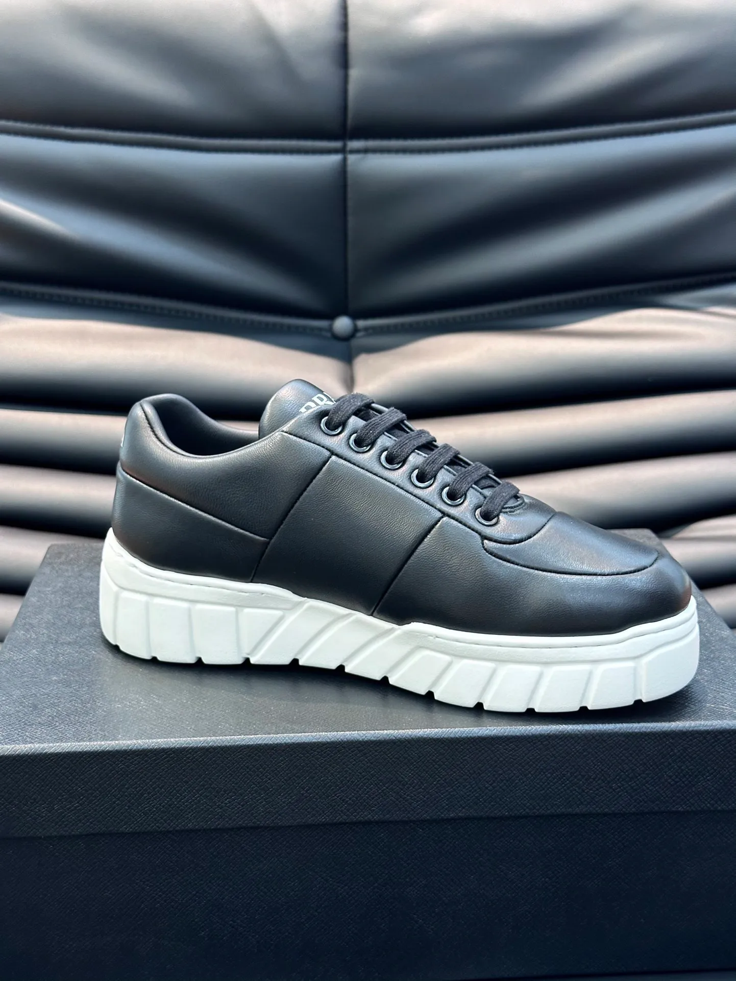 Men's shoes 💰p400 "Men's shoes 💰pRAD*" Men's shoes 💰prad* high-end men's thick-soled casual sports shoes, the details are perfectly replica of the original version, made of imported matte cowhide, full of texture, full calfskin lining, breathable and comfortable, men's shoes 💰p's classic black and white enamel metal logo decoration, all interpreting the brand style Genuine leather tongue Men's shoes on the tongue and heel 💰pRADA letter badges are embellished to show the brand style. Lightweight concave and convex pattern rubber outsole. Lightweight and increased by about 4CM. Excellent foot feel. Comfortable and breathable. Comes with original packaging. Size: 38-44
